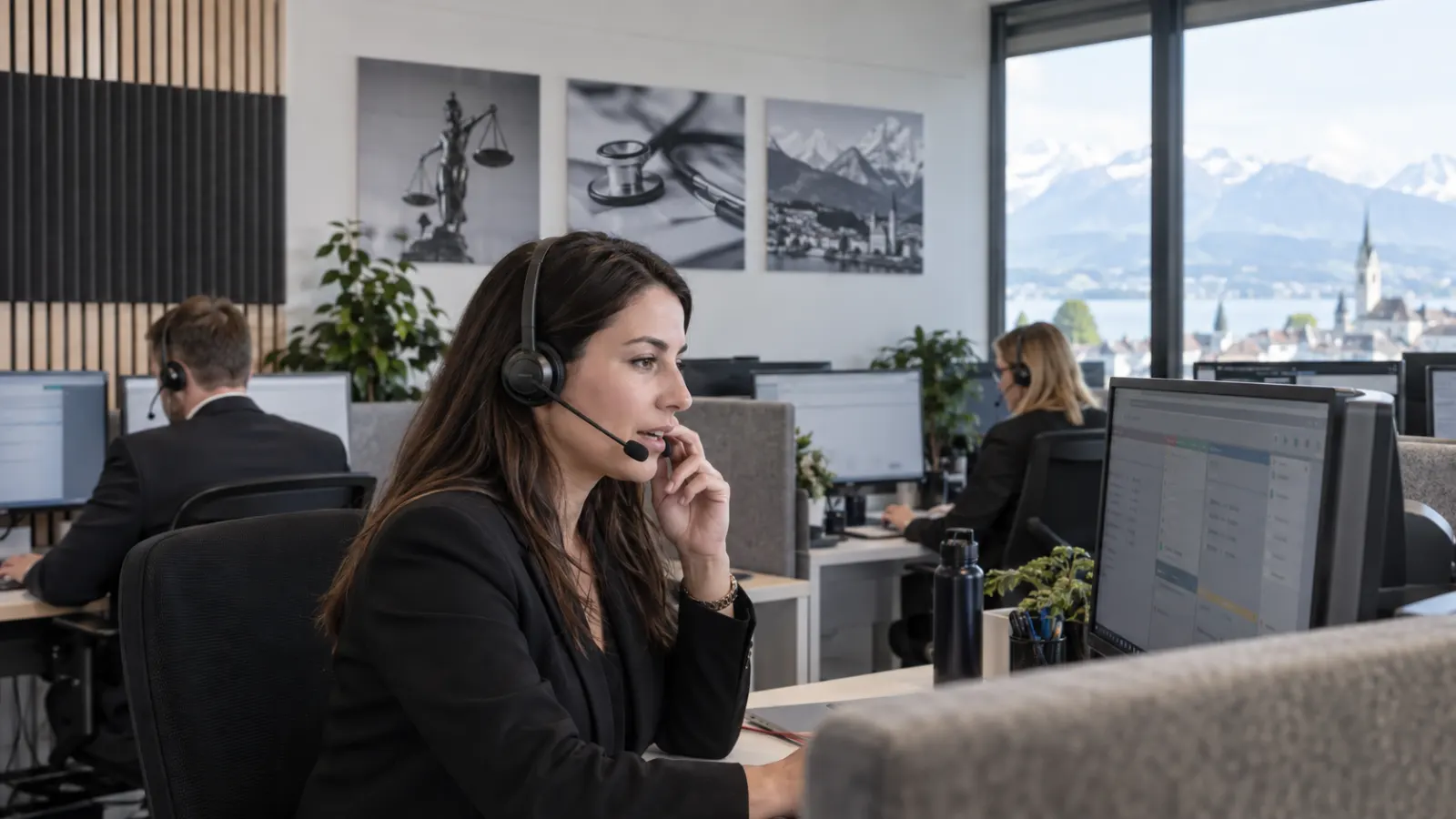 Téléopératrice assurant une permanence téléphonique pour des entreprises suisses